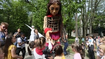 До Львова привезли майже 4-метрову ляльку, аби розважити переселених через війну дітей