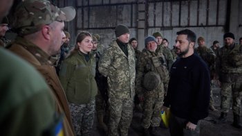 Зеленський знову приїхав на позиції під Бахмутом (відео)
