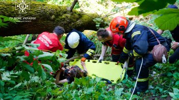Впала зі схилу гори: у Львові рятувальники допомогли жінці, яка не могла рухатись