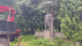 На Львівщині продовжують позбуватися радянського минулого: звалили «Альошу»