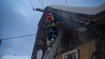 Пожежа на Стрийщині: чоловіка уразило струмом під час гасіння вогню