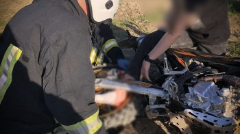 Львівські надзвичайники врятували ногу дівчини, затиснуту між колесом та рамою мотоцикла