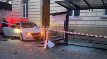 Львів: відео моменту ДТП на Шота Руставелі — авто знесло зупинку