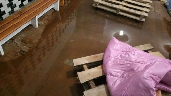 Сморід та багато води: у Львові мешканка скаржиться на стан укриття одного із ліцеїв (фото)