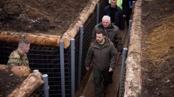 Володимир Зеленський оглядає фортифікації у Сумській області