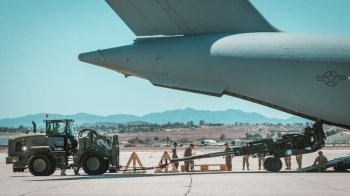 У США показали, як вантажать нову партію гармат для ЗСУ