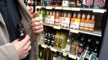 Львів’янина засудили на сім років за крадіжку віскі та кока-коли з магазину