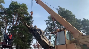 На Львівщині демонтували ще один радянський пам’ятник (відео)