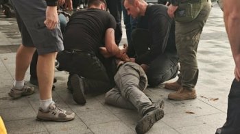 Затриманого на мітингу у Львові чоловіка з ножем перевели до лікарні