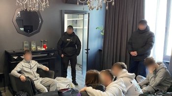 Проведення обшуків в квартирі. Фото: Нацполіція