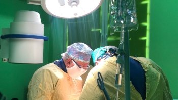 Львівські хірурги-ортопеди подовжили кістку чоловікові, який мав онкологію