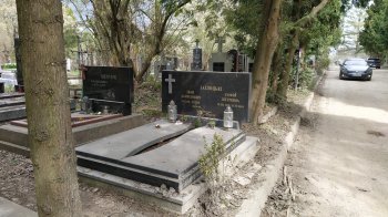 Довкола сміття й пісок: львів’ян обурив стан Голосківського кладовища (фото)