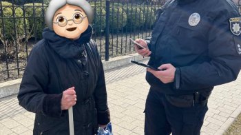 Заблукала та просила про допомогу: у Львові патрульні повернули додому літню жінку