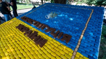У Львові зібрали найбільшу в Україні копію Конституції з солодощів