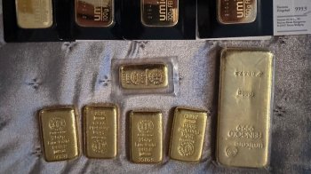 Знайдені золото і банківські картки