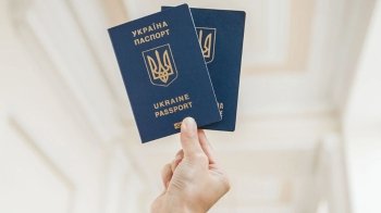 Для виїзду за кордон українцям знову потрібен закордонний паспорт