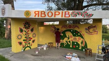 Автобусну зупинку при в’їзді в Яворів прикрасили традиційним розписом