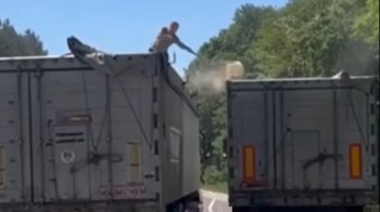 На Львівщині перевізник був змушений скинути 4 тонни вантажу, щоб продовжити рух
