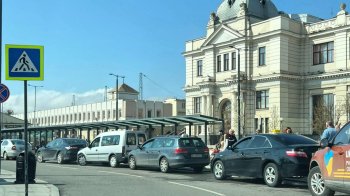 «Зайняли місце посадки-висадки пасажирів»: мешканці Львова скаржаться на таксистів біля вокзалу