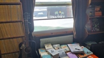 «Книги в Антарктиду»: які книжки передали українським полярникам та що у них є в колекції