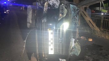 На мості у Дрогобицькому районі перекинулась Honda: водія затиснуло в авто