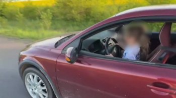 На Львівщині 28-річний чоловік посадив малолітніх дітей за кермо автомобіля і знімав на камеру