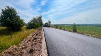 На Львівщині ремонтують дорогу між селами Ступниця та Лішня