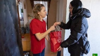 У Владивостоці вдовам убитих окупантів подарували ковбасу