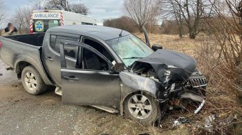 Водій і пасажирка Mitsubishi Outlander травмувалися після того, як їх авто врізалося в дерево