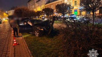 У центрі Львова 20-річний водій BMW врізався в дерево і після ДТП вживав алкоголь