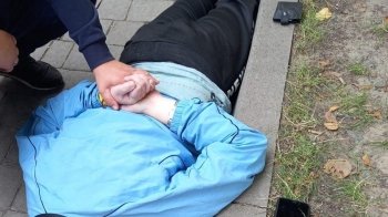 Торгував наркотиками у власній квартирі: у Львові затримали раніше судимого 34-річного чоловіка