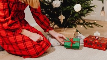 Що подарувати дівчині на новорічні свята: найкращі ідеї