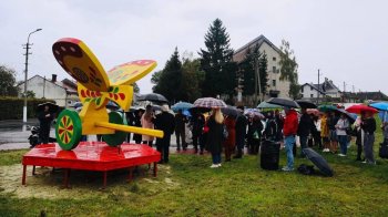 На Львівщині на найдовшій міжнародній трасі встановили “Пташку перемоги” у стилі Яворівської забавки