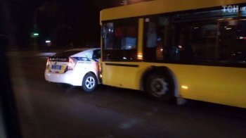 Автобус врізався в поліцейське авто