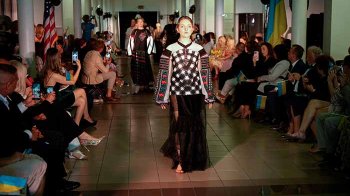 Львів’янка Оксана Караванська представила колекцію вишиванок на благодійному вечорі у США