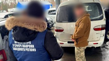 У Львові затримали чоловіків, які за 10 тис. доларів обіцяли переправити ухилянта за кордон
