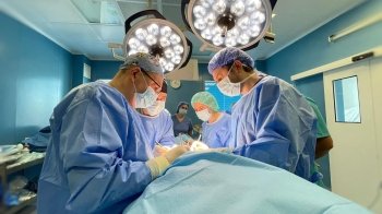 Хірурги проводять операцію