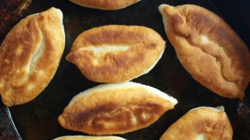Пиріжки з повидлом на сковороді: покроковий рецепт пухкої випічки