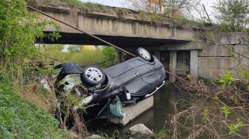 Неподалік Пустомит легковик упав в річку.
