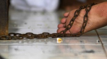 Мешканка Львівщини уникла тюремного ув'язнення за тримання брата на ланцюгу