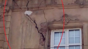 Будинок в центрі Львова тріснув з першого до четвертого поверху: на тротуар падає цегла