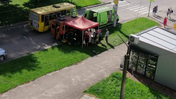 У Залізничному районі Львова місцеві торговці понищили газон (фото)