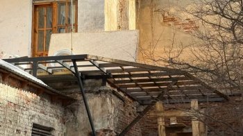 Власницю квартири у Львові зобов’язали демонтувати балкон з фасаду будинку