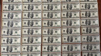 Викинув  тисяч через вікно: у Львові 83-річний чоловік став жертвою шахрая