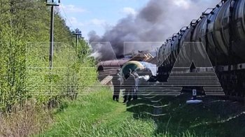 У РФ зійшов з рейок залізничний потяг із 60 вагонами, спалахнула пожежа