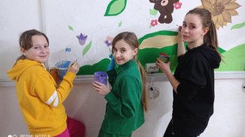 Учні розмальовуюьть укриття