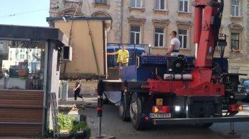 У центрі Львова демонтували ще три незаконних Мафи