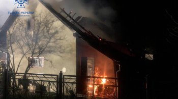 У Стрийському районі пожежа ледь не знищила три будівлі