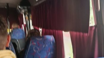 У маршрутці важко дихати: пасажири львівської маршрутки № 17 нарікають на завішані «аксесуарами» вікна