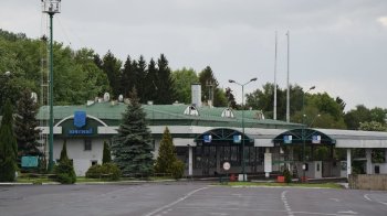 Через Шегині повернулися 50 депортованих з США українців